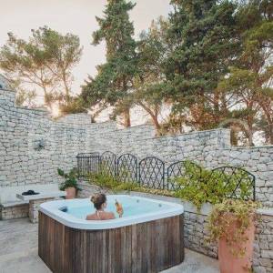 Brač, luksuzna vila – 1 red uz more! 