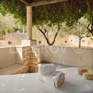 Brač, luksuzna vila – 1 red uz more! 