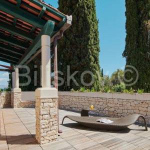 Brač, luksuzna vila – 1 red uz more! 