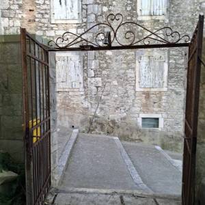 Brač, Milna, prodaja kamena kuća, centar, 50m od mora