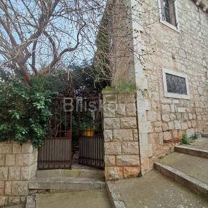 Brač, Milna, prodaja kamena kuća, centar, 50m od mora