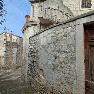 Brač, Milna, prodaja kamena kuća, centar, 50m od mora