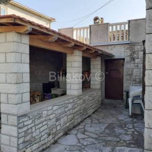 Brač, Nerežišća, samostojeća kuća sa okućnicom