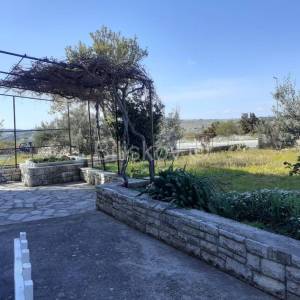 Brač, Nerežišća, samostojeća kuća sa okućnicom