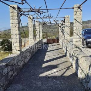 Brač, Nerežišća, samostojeća kuća sa okućnicom