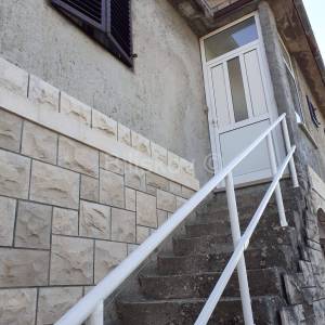 Brač, Nerežišća, samostojeća kuća sa okućnicom