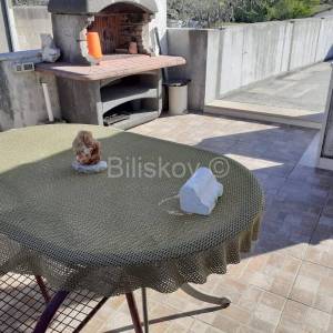 Brač, Nerežišća, samostojeća kuća sa okućnicom