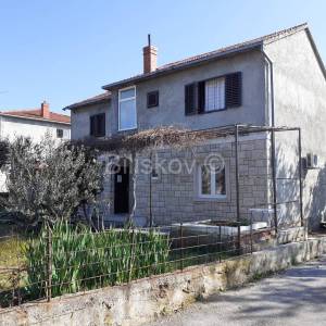 Brač, Nerežišća, samostojeća kuća sa okućnicom