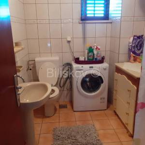 Brač, Nerežišća, samostojeća kuća sa okućnicom