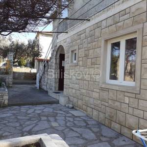 Brač, Nerežišća, samostojeća kuća sa okućnicom