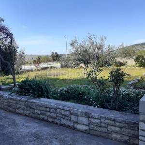 Brač, Nerežišća, samostojeća kuća sa okućnicom