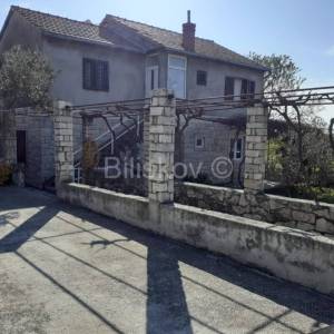 Brač, Nerežišća, samostojeća kuća sa okućnicom