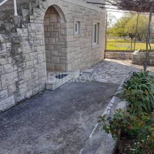 Brač, Nerežišća, samostojeća kuća sa okućnicom