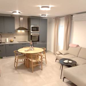 Brač, Nerežišća, samostojeća kuća sa okućnicom