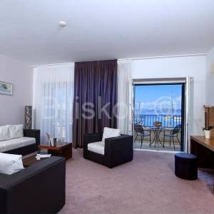 Brač, Postira, Hotel 4*, prvi red do mora