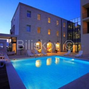 Brač, Postira, Hotel 4*, prvi red do mora