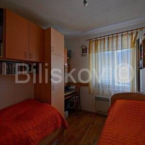 Brač, Postira, samostojeća kamena kuća  sa 3 stana