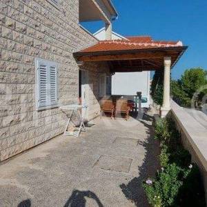 Brač, Postira, samostojeća kamena kuća  sa 3 stana