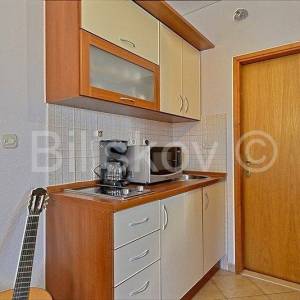 Brač, Postira, samostojeća kamena kuća  sa 3 stana