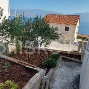 Brač, Postira, samostojeća kamena kuća  sa 3 stana