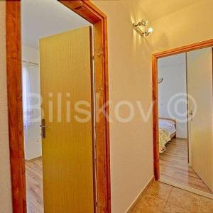 Brač, Postira, samostojeća kamena kuća  sa 3 stana