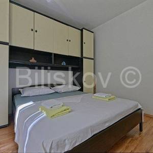 Brač, Postira, samostojeća kamena kuća  sa 3 stana