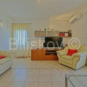 Brač, Postira, samostojeća kamena kuća  sa 3 stana