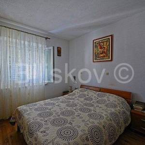 Brač, Postira, samostojeća kamena kuća  sa 3 stana