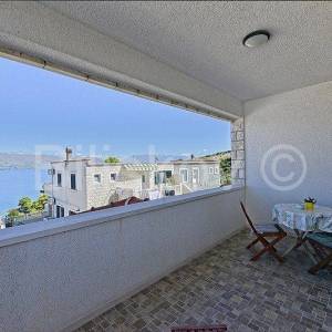 Brač, Postira, samostojeća kamena kuća  sa 3 stana