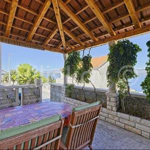 Brač, Postira, samostojeća kamena kuća  sa 3 stana