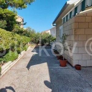 Brač, Postira, samostojeća kamena kuća  sa 3 stana