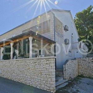 Brač, Postira, samostojeća kamena kuća  sa 3 stana