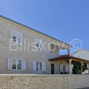 Brač, Postira, samostojeća kamena kuća  sa 3 stana