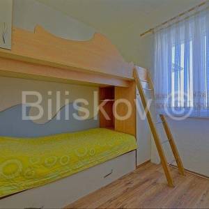 Brač, Postira, samostojeća kamena kuća  sa 3 stana