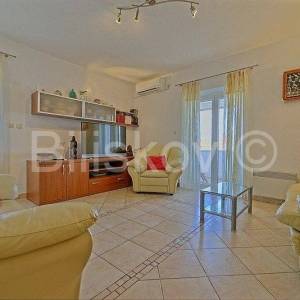 Brač, Postira, samostojeća kamena kuća  sa 3 stana