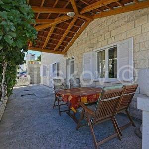 Brač, Postira, samostojeća kamena kuća  sa 3 stana