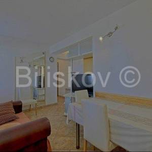 Brač, Postira, samostojeća kamena kuća  sa 3 stana