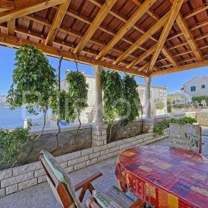 Brač, Postira, samostojeća kamena kuća  sa 3 stana