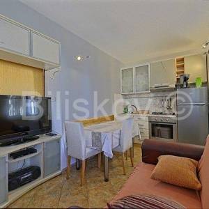 Brač, Postira, samostojeća kamena kuća  sa 3 stana