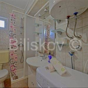 Brač, Postira, samostojeća kamena kuća  sa 3 stana