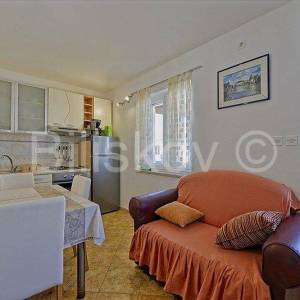 Brač, Postira, samostojeća kamena kuća  sa 3 stana