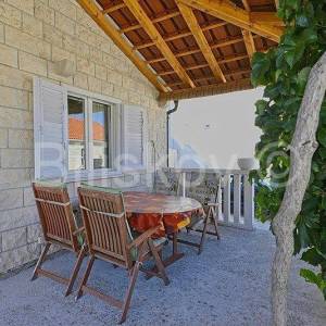 Brač, Postira, samostojeća kamena kuća  sa 3 stana