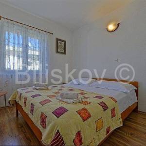 Brač, Postira, samostojeća kamena kuća  sa 3 stana