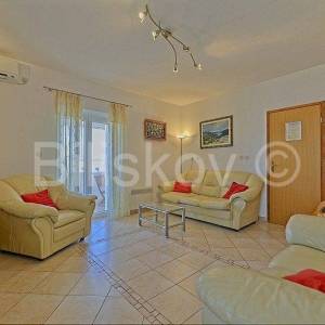 Brač, Postira, samostojeća kamena kuća  sa 3 stana