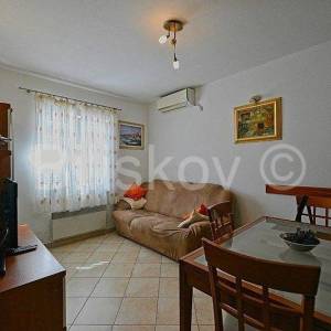 Brač, Postira, samostojeća kamena kuća  sa 3 stana