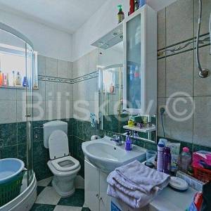 Brač, Postira, samostojeća kamena kuća  sa 3 stana