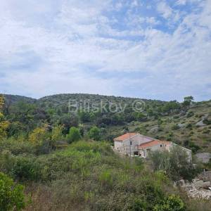 Brač, prodaja 4356m2 zemljište, legaliziran objekt 47m2