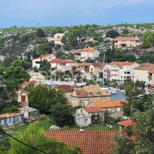 Brač, prodaja 4356m2 zemljište, legaliziran objekt 47m2