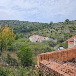 Brač, prodaja 4356m2 zemljište, legaliziran objekt 47m2
