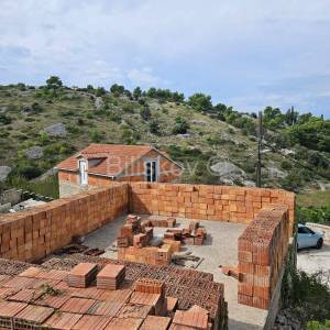 Brač, prodaja 4356m2 zemljište, legaliziran objekt 47m2